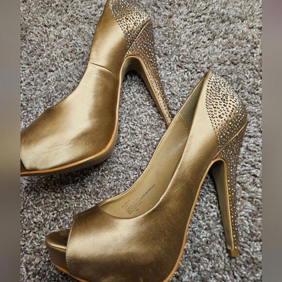 Steve Madden Stunning Gold Heels with Rhinestone Detail - Picture 7 of 9